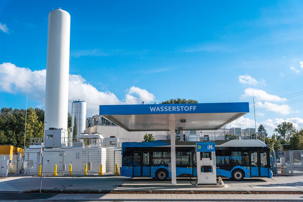 An der neuen Wasserstofftankstelle in Erlangen können Brennstoffzellen-Fahrzeuge ab sofort grünen Wasserstoff tanken. Bild: H2 MOBILITY Deutschland