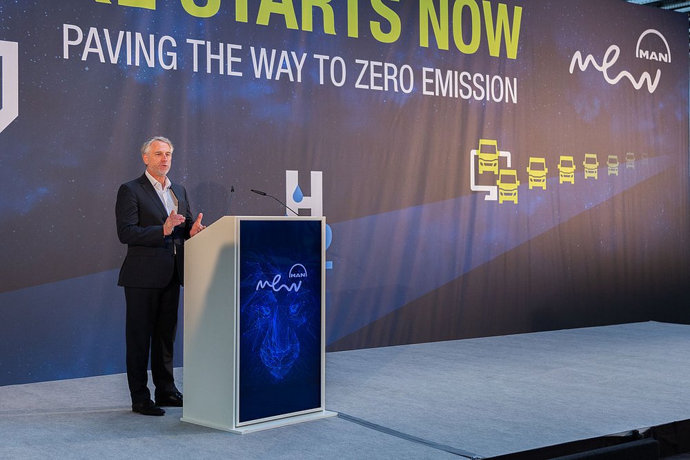 Prof. Dr.-Ing. Frank Opferkuch präsentiert das Konzept des Campus Future Driveline auf dem MAN-Werksgelände in Nürnberg.