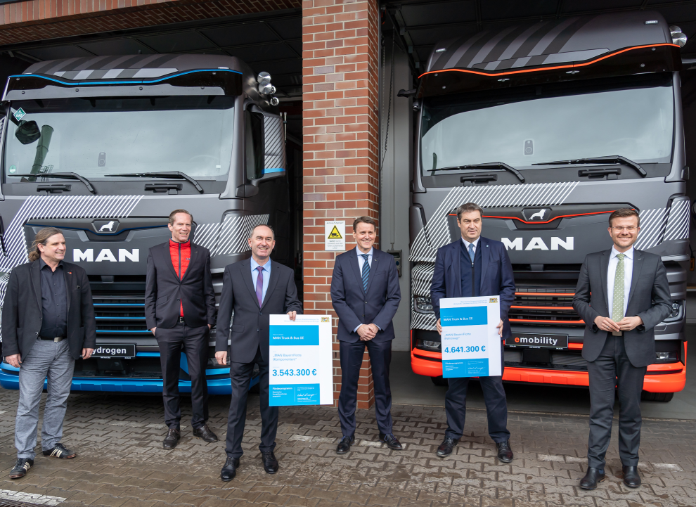 Übergabe des Förderbescheids für das Projekt "Bayernflotte" an MAN Truck & Bus in Nürnberg.
