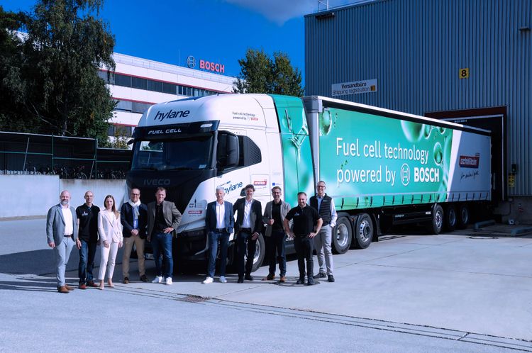 Projektteam bei Inbetriebnahme des Brennstoffzellen-Lkw mit Bosch-Technologie im Bosch-Werk Nürnberg